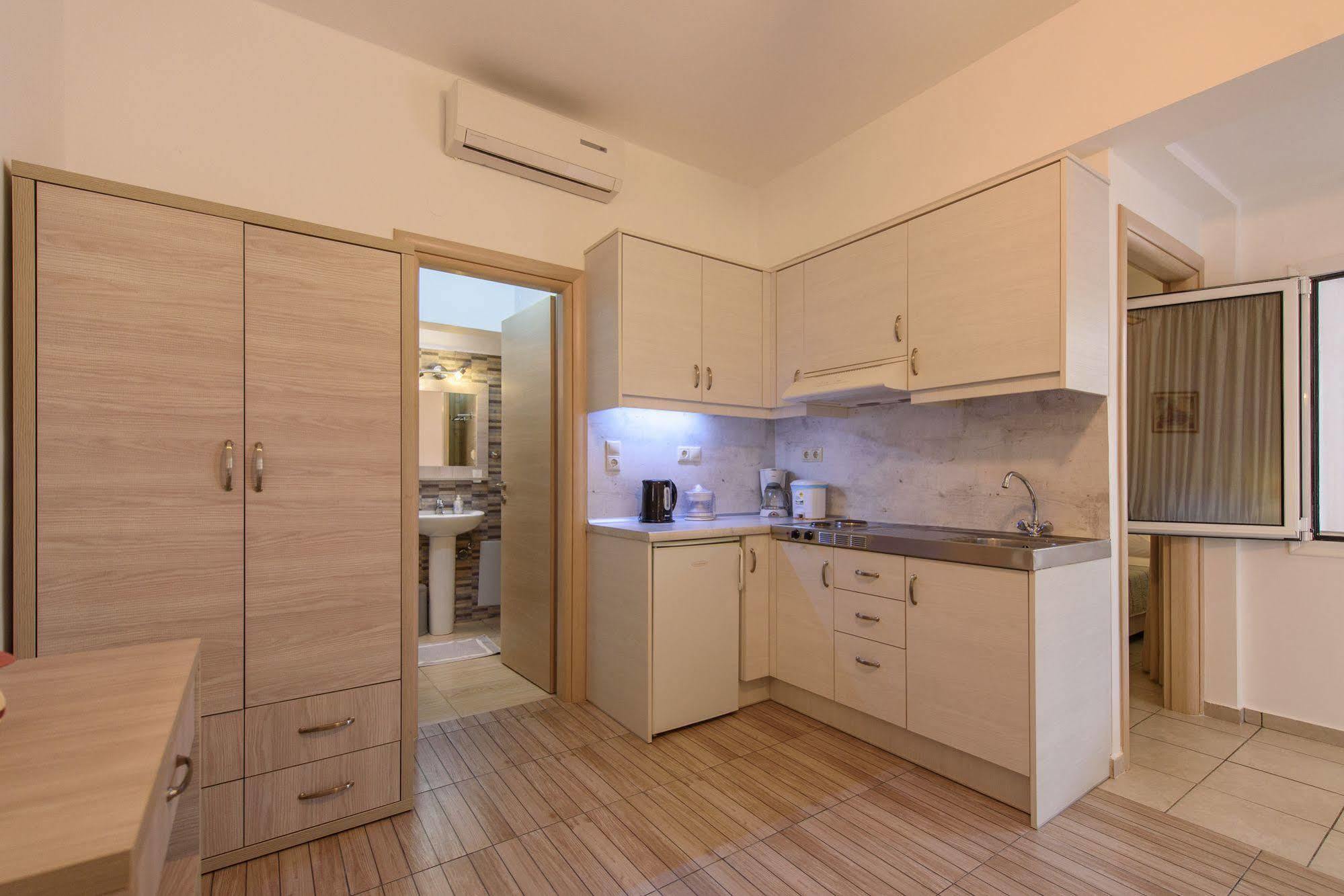 Nikos Aparthotel 3*