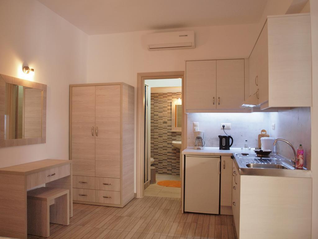 Nikos Aparthotel 3*