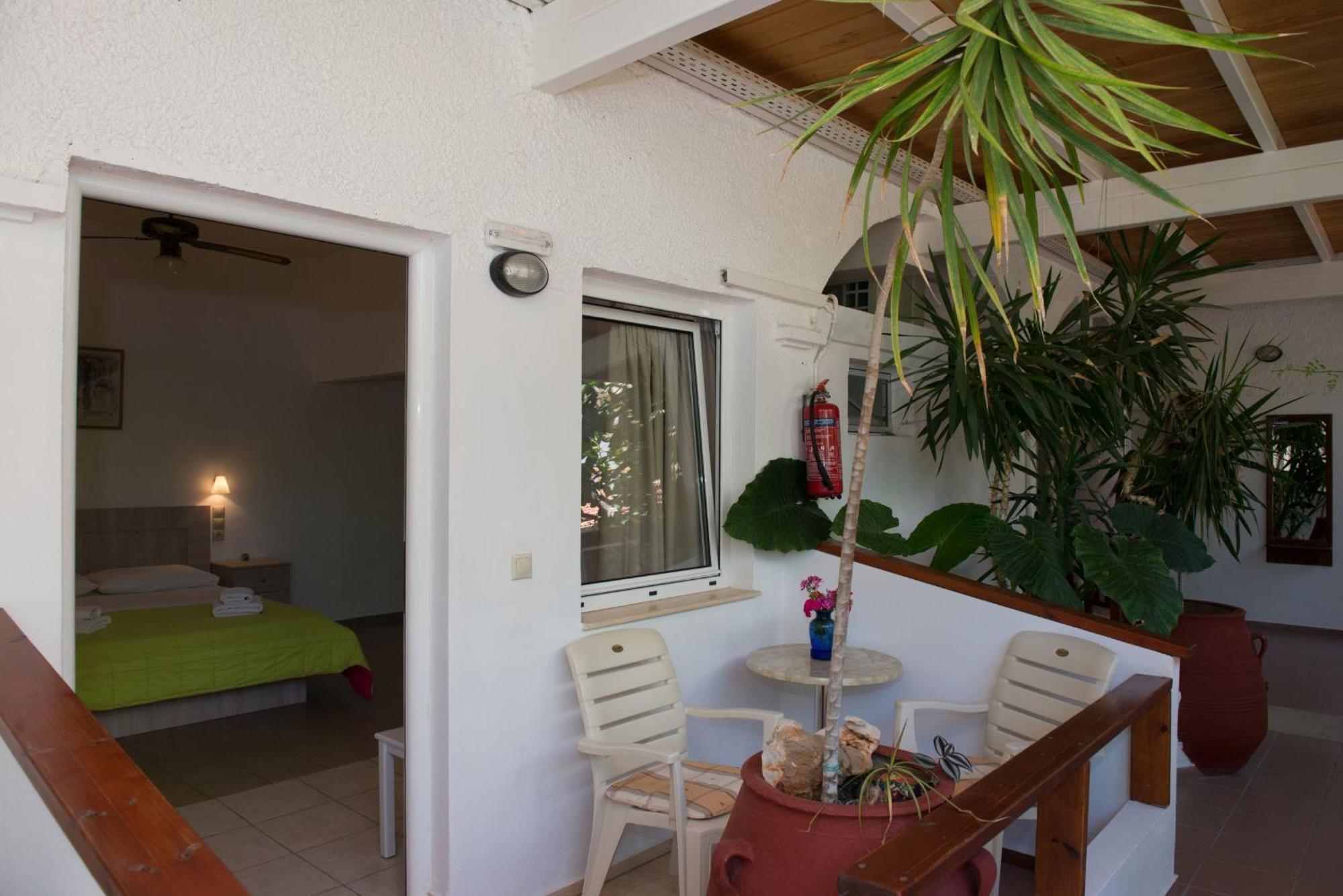 Nikos Aparthotel 3*