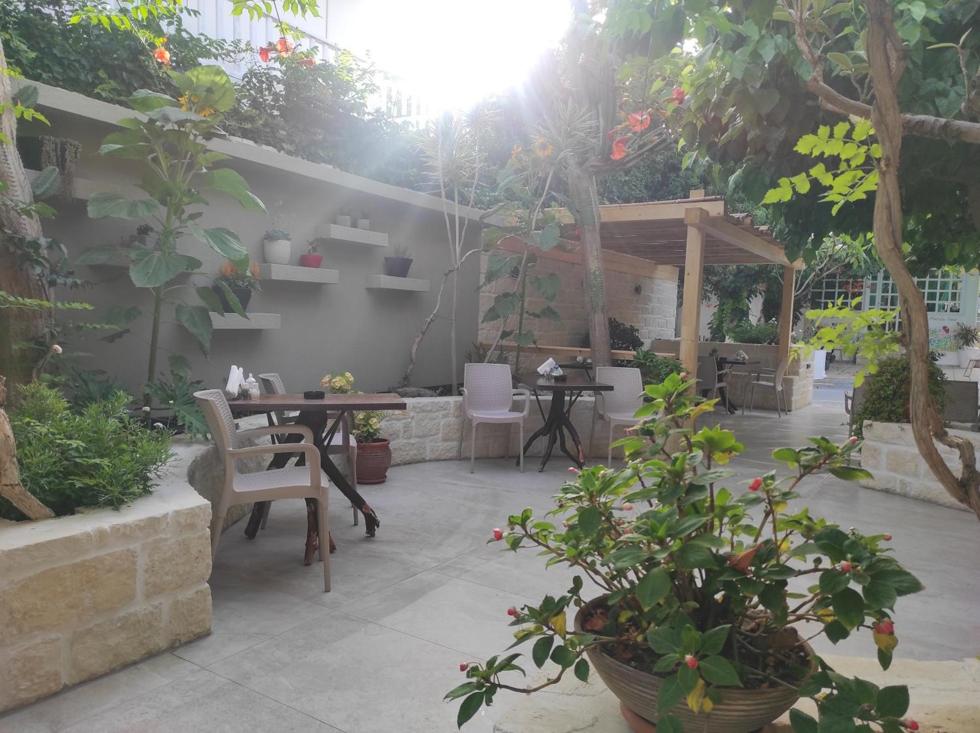 Nikos Aparthotel