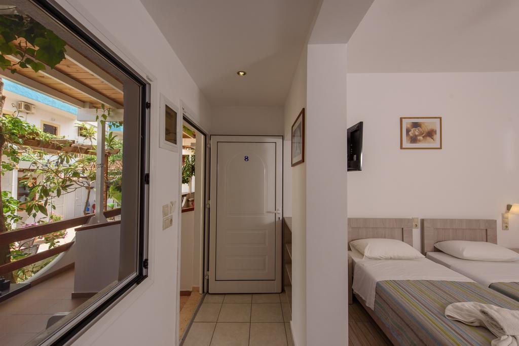 Nikos Aparthotel 3*