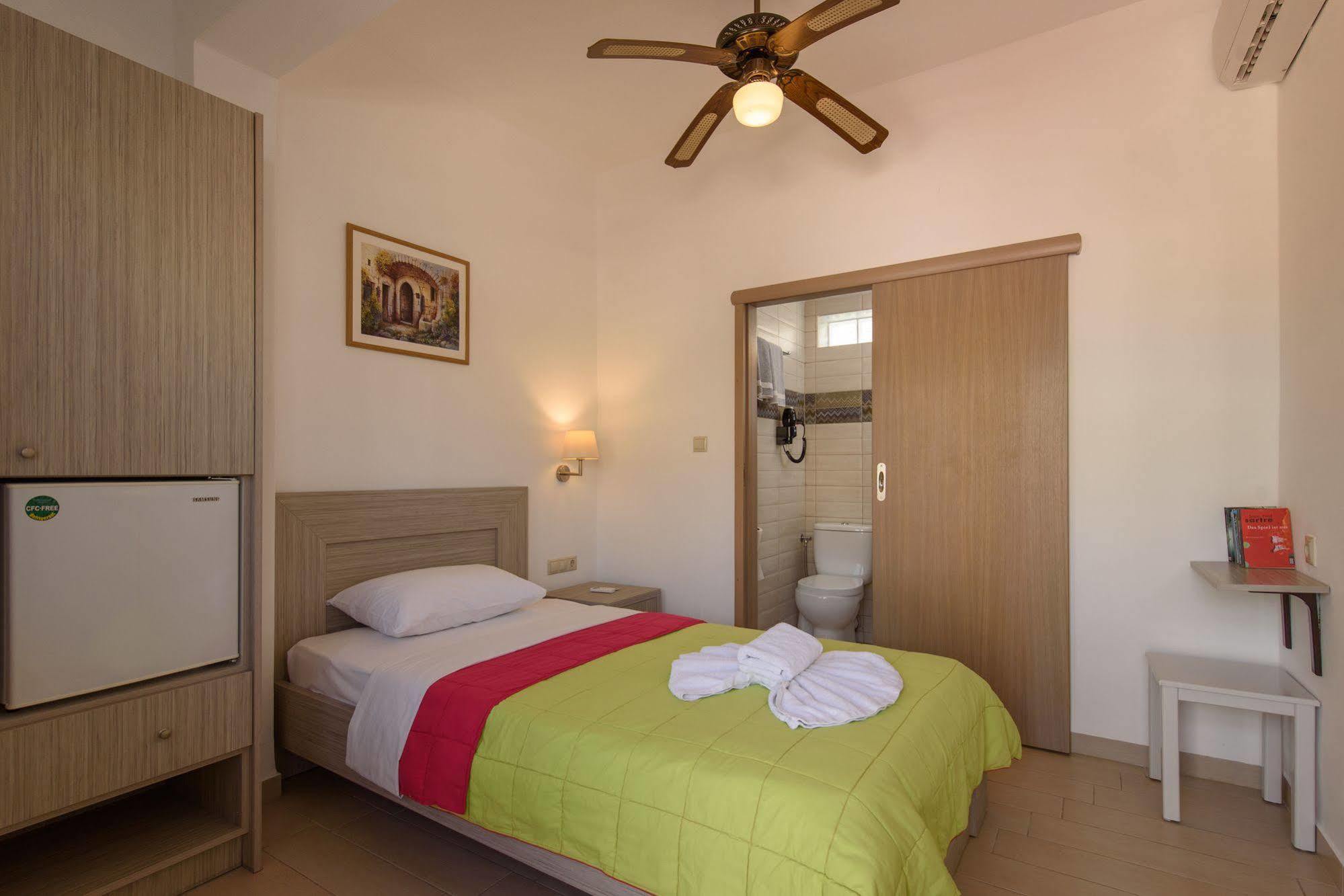 Nikos 3* Matala (Crete)